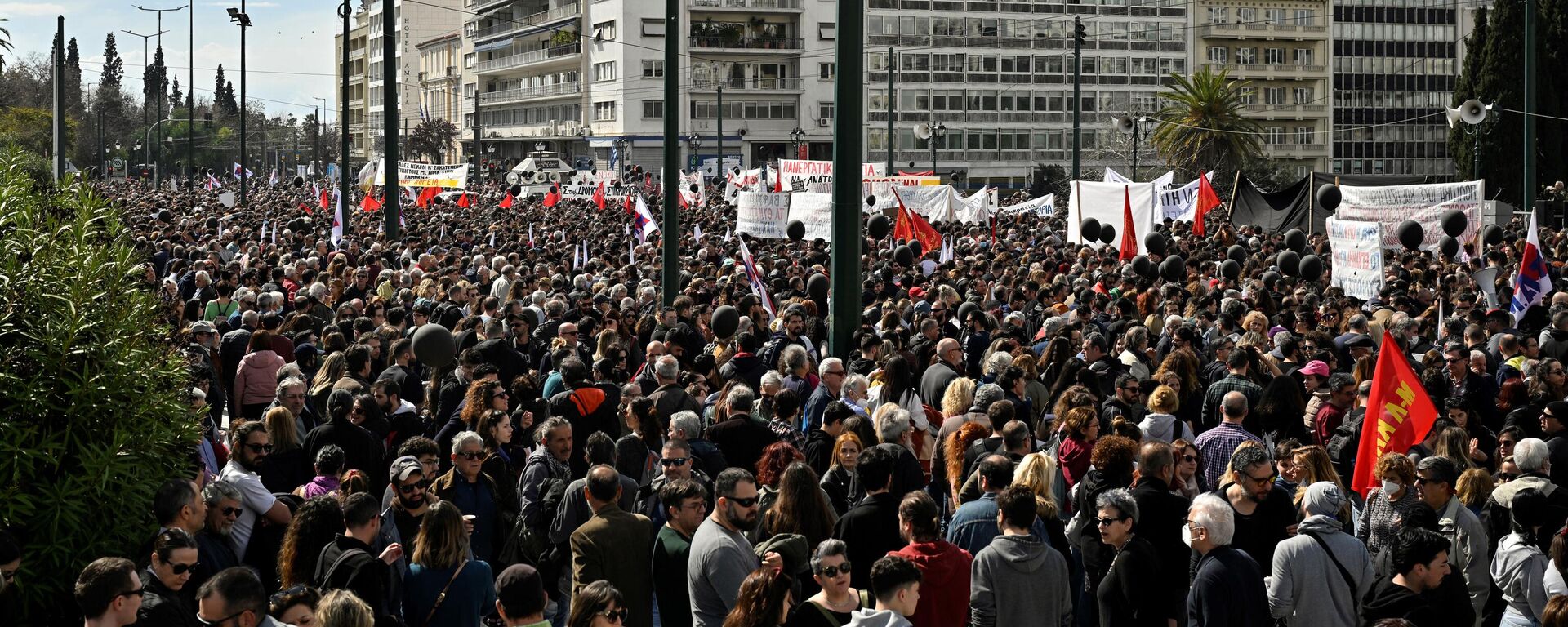 Yunan polisi: Protestolara 50 binden fazla kişi katıldı - Sputnik Türkiye, 1920, 08.03.2023