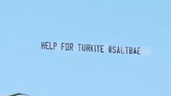 Nusret'ten uçağın arkasına açtırdığı pankartla 'Türkiye için yardım' çağrısı - Sputnik Türkiye