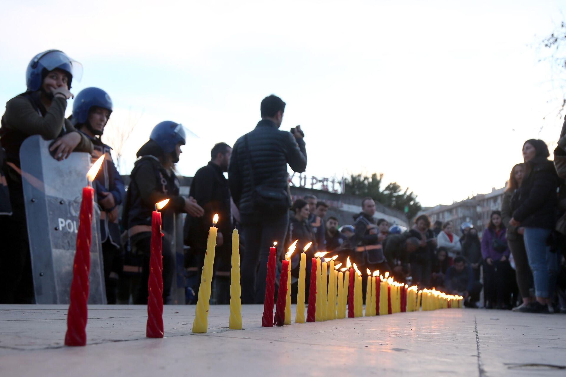 Diyarbakır’da kadınlar, 8 Mart eyleminde depremde yaşamını yitirenler anısına mum yaktı - Sputnik Türkiye, 1920, 08.03.2023