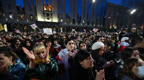 Gürcü muhalif politikacı Vaşadze, hükümete verdikleri 1 saatlik sürenin sona erdiğini belirterek protestoculara, milletvekillerinin yarın toplanmasını engellemek için parlamento girişini işgal etme çağrısında bulundu. - Sputnik Türkiye