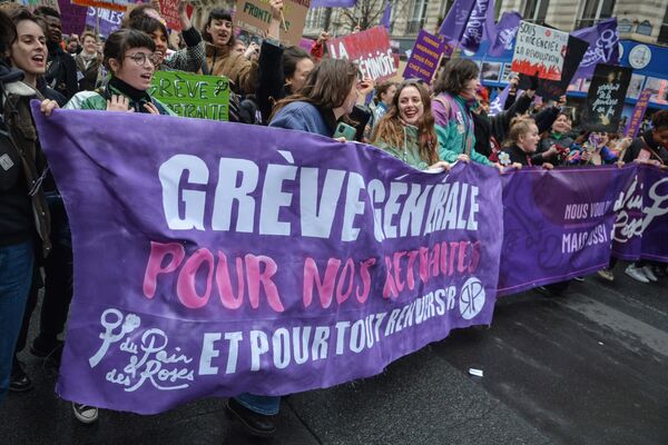 Fransa&#x27;da emeklilik yaşını 62&#x27;den 64&#x27;e çıkarmayı öngören tartışmalı reforma karşı düzenlenen grevler, 8 Mart Dünya Kadınlar Günü dolayısıyla kadın hakları temasıyla sürdü. - Sputnik Türkiye