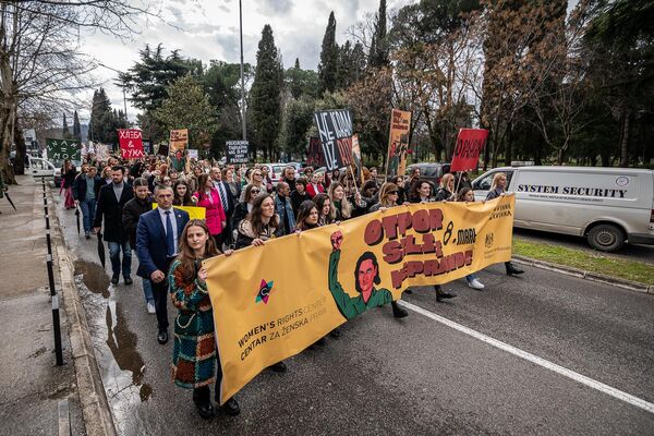 Karadağ&#x27;ın başkenti Podgorica&#x27;da Kadın Hakları Merkezi tarafından &#x27;Zorbalık ve Adaletsizliğe Karşı Koyma&#x27; sloganıyla yürüyüş yapıldı - Sputnik Türkiye