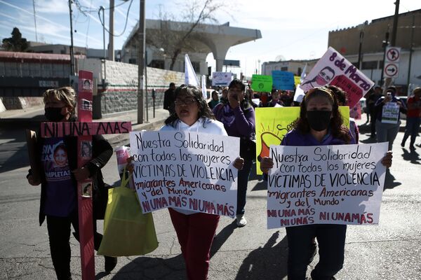 Meksika’nın Ciudad Juarez kentinde bir grup kadın, son zamanlarda yeniden artan kadın cinayetleri ve insan ticareti nedeniyle 8 Mart Dünya Kadınlar Günü kapsamında gösteri düzenledi.  - Sputnik Türkiye