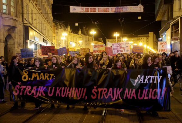 Hırvatistan&#x27;ın başkenti Zagreb&#x27;de 7 yıldır geleneksel olarak fAKTIV Feminist Kolektifi tarafından düzenlenen &quot;Mutfakta grev, sokakta grev&quot; sloganıyla akşam yürüyüşü gerçekleşti. - Sputnik Türkiye
