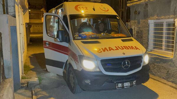 Adana'da evinde kanepede yattığı sırada dışarıdan açılan ateş sonucu yaralanan kişi hastaneye kaldırıldı. - Sputnik Türkiye