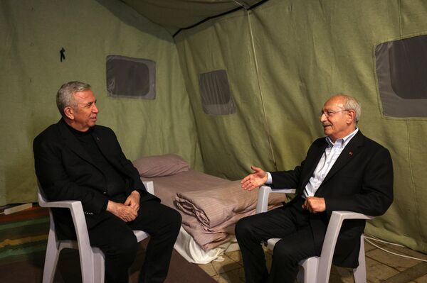 Cumhuriyet Halk Partisi Genel Başkanı ve Millet İttifakı Cumhurbaşkanı Adayı Kemal Kılıçdaroğlu, deprem felaketinden etkilenen Kahramanmaraş’ın Nurhak İlçesinde kurulan çadırkentte.  - Sputnik Türkiye