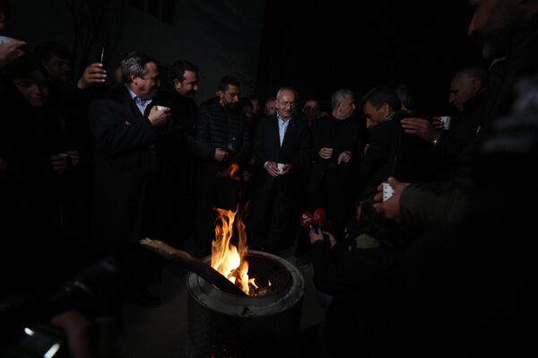 Cumhuriyet Halk Partisi Genel Başkanı ve Millet İttifakı Cumhurbaşkanı Adayı Kemal Kılıçdaroğlu, deprem felaketinden etkilenen Kahramanmaraş’ın Nurhak İlçesinde kurulan çadırkentte.  - Sputnik Türkiye