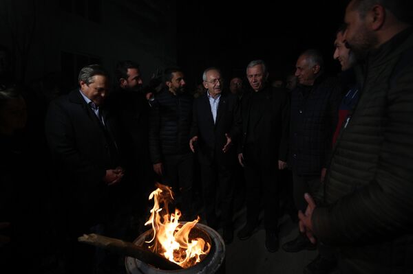 Cumhuriyet Halk Partisi Genel Başkanı ve Millet İttifakı Cumhurbaşkanı Adayı Kemal Kılıçdaroğlu, deprem felaketinden etkilenen Kahramanmaraş’ın Nurhak İlçesinde kurulan çadırkentte.  - Sputnik Türkiye
