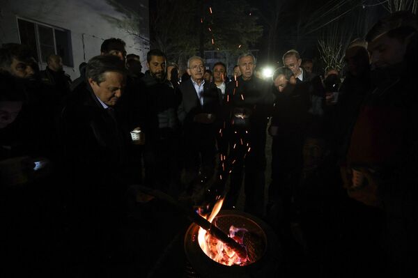 Cumhuriyet Halk Partisi Genel Başkanı ve Millet İttifakı Cumhurbaşkanı Adayı Kemal Kılıçdaroğlu, deprem felaketinden etkilenen Kahramanmaraş’ın Nurhak İlçesinde kurulan çadırkentte.  - Sputnik Türkiye