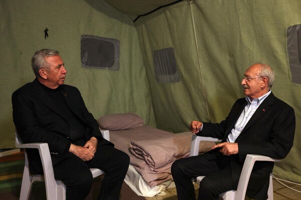 Cumhuriyet Halk Partisi Genel Başkanı ve Millet İttifakı Cumhurbaşkanı Adayı Kemal Kılıçdaroğlu, deprem felaketinden etkilenen Kahramanmaraş’ın Nurhak İlçesinde kurulan çadırkentte.  - Sputnik Türkiye