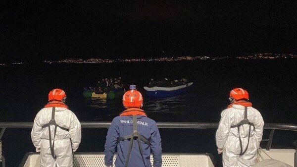 İzmir açıklarında 60 yasadışı göçmen kurtarıldı - Sputnik Türkiye