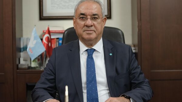 Demokratik Sol Parti (DSP) Genel Başkanı Önder Aksakal, DSP Genel Merkezi'nde düzenlenen Parti Meclisi toplantısının ardından açıklamalarda bulundu.  - Sputnik Türkiye