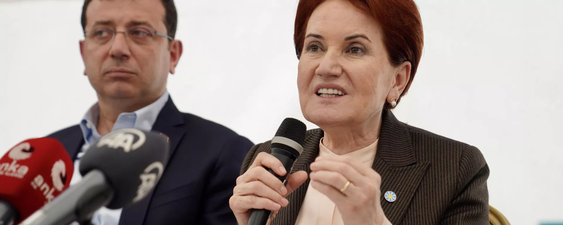 İYİ Parti Genel Başkanı Meral Akşener ve İstanbul Büyükşehir Belediye (İBB) Başkanı Ekrem İmamoğlu, deprem felaketini tüm boyutlarıyla yaşayan Hatay’ı ziyaret etti. İYİ Parti Genel Başkan Yardımcıları Ümit Dikbayır, Ünzile Yüksel, Burak Akburak, Ümit Özyayla, Bilge Yılmaz ve Metanet Çulhaoğlu ile İYİ Parti İBB Meclis Grup Başkanvekili İbrahim Özkan da Hatay ziyaretinde, Akşener ve İmamoğlu’na eşlik etti. Hatay Büyükşehir Belediye Başkanı Lütfü Savaş tarafından karşılanan, Akşener ve İmamoğlu, İBB’nin Antakya’daki Afet Koordinasyon Merkezi’nde açıklamalarda bulundu.

 - Sputnik Türkiye, 1920, 24.11.2023