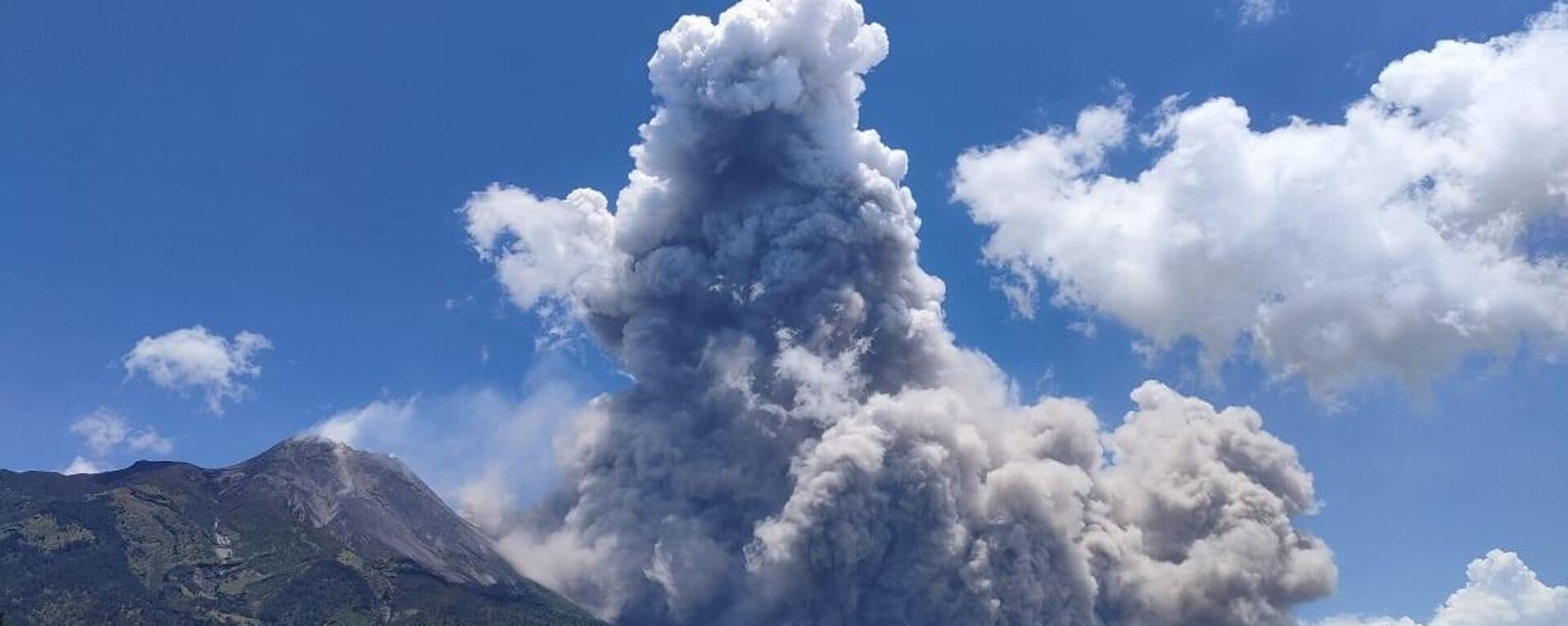  Endonezya'da en aktif yanardağlardan Merapi'de patlama meydana geldi. Yanardağ, kül ve duman püskürttü.
 - Sputnik Türkiye, 1920, 21.01.2024