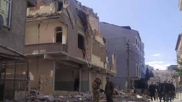 Küçükçekmece'de yıkımı yapılan binada çökme - Sputnik Türkiye