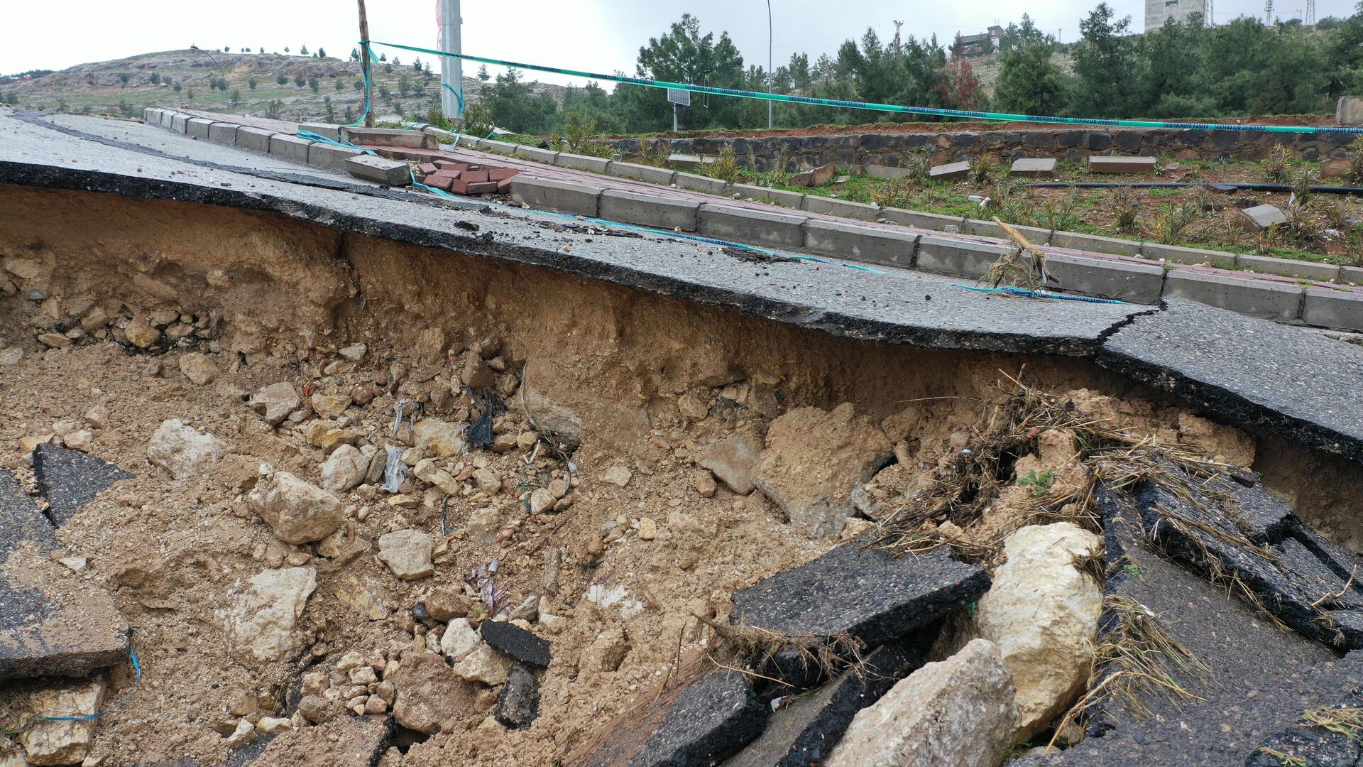 Şanlıurfa'da dün yaşanan sel sonrası Eyyübiye ilçesinde, yaklaşık 5 metre derinliğinde çukur oluşan, asfaltında da yarıklar görülen yol, çevresine güvenlik şeridi çekilerek trafiğe kapatıldı - Sputnik Türkiye, 1920, 16.03.2023