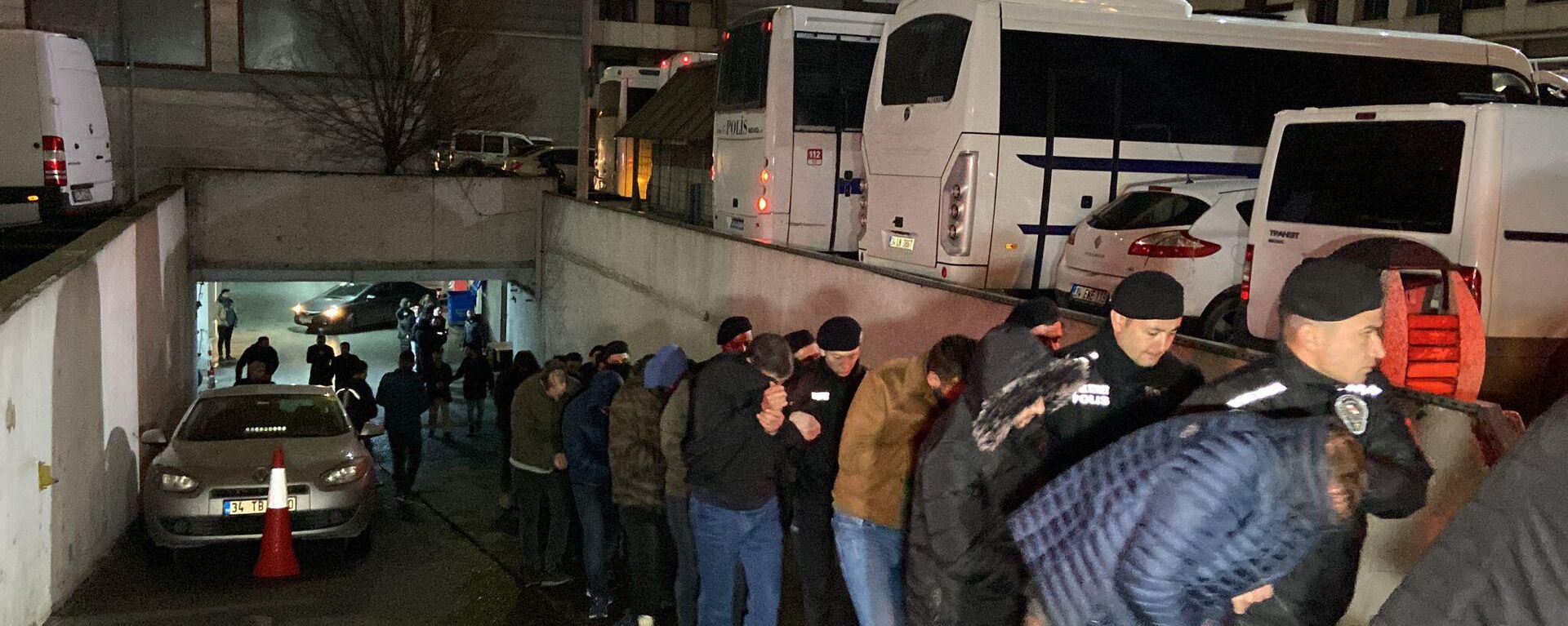 İstanbul’da geçtiğimiz günlerde uyuşturucu tacirlerine düzenlenen Kökünü Kurutma Operasyonunda yakalanan 161 zanlı, emniyetteki işlemlerinin ardından adliyeye sevk edildi. - Sputnik Türkiye, 1920, 17.03.2023