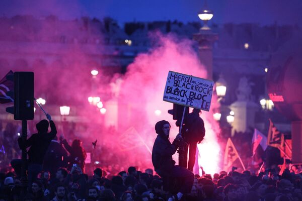 Paris, Marsilya, Bordo, Nantes ve Amiens başta olmak üzere birçok kentte düzenlenen protestolarda göstericilerle polis arasında sert arbede yaşandı.  Dijon kentinde de göstericiler beraberinde getirdikleri Cumhurbaşkanı Emmanuel Macron, Başbakan Elisabeth Borne, Hükümet Sözcüsü Olivier Veran ve Çalışma Bakanı Olivier Dussopt&#x27;un maketini ateşe verdi. - Sputnik Türkiye