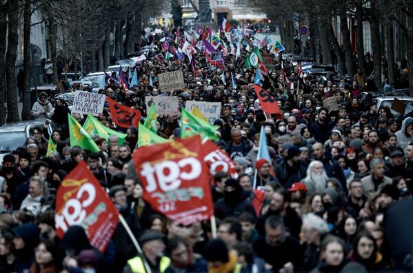 İçişleri Bakanı Gerald Darmanin, Fransız Radyosu RTL&#x27;de, dünkü gösteriler nedeniyle 258&#x27;i başkent Paris&#x27;te olmak üzere 310 kişinin gözaltına alındığını açıkladı.  &quot;Muhalefet etmek meşru, gösteriler meşru ama serserilik ve şiddete yol açan serserilik değil&quot; diyen Darmanin, kentteki önemli kurumlara yönelik güvenliği artıracaklarını açıkladı. - Sputnik Türkiye