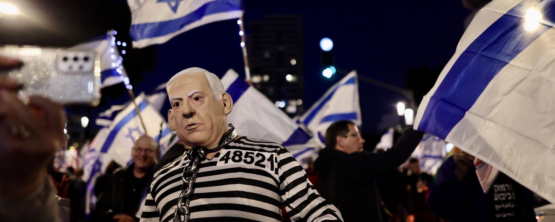 İsrail'de Başbakan Binyamin Netanyahu hükümetinin yargının yetkilerini kısıtlayan yasal düzenlemelerine karşı protestolar sürüyor. Tel Aviv'de toplanan göstericiler, ellerinde İsrail bayrakları taşıyarak meşaleler yaktı.
 - Sputnik Türkiye, 1920, 28.03.2023