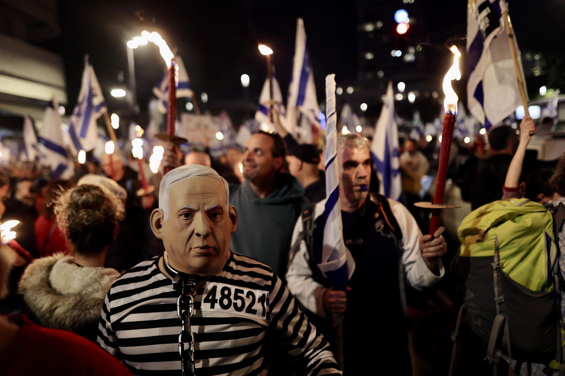 İsrail'de Başbakan Binyamin Netanyahu hükümetinin yargının yetkilerini kısıtlayan yasal düzenlemelerine karşı protestolar sürüyor. Tel Aviv'de toplanan göstericiler, ellerinde İsrail bayrakları taşıyarak meşaleler yaktı.
 - Sputnik Türkiye, 1920, 19.03.2023