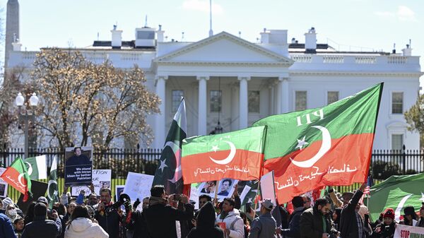 ABD’nin başkenti Washington’da yüzlerce Pakistanlı, eski Başbakan İmran Han’a destek için Beyaz Saray’ın önünde buluştu. - Sputnik Türkiye