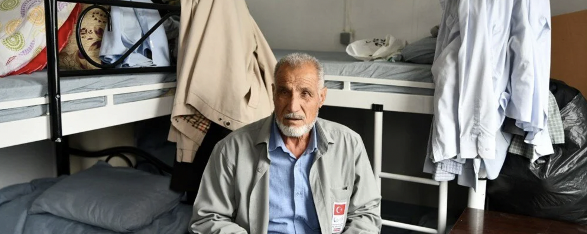 Gaziantep'te yıkılan evin enkazından kurtulan 78 yaşındaki Halil Karakuş'un, eşinin ölümüne neden olan koronavirüsü yendiği; tedavi görürken de hastanede meydana gelen ve 11 kişinin hayatını kaybettiği patlamadan sağ kurtulduğu öğrenildi. - Sputnik Türkiye, 1920, 20.03.2023
