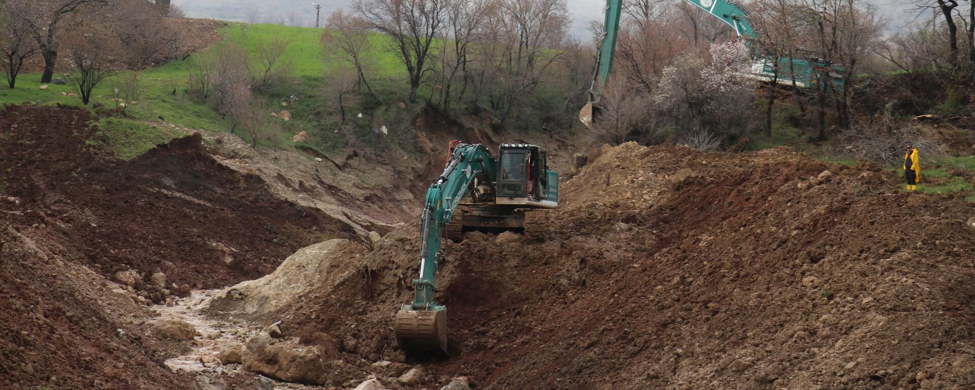 Adıyaman'da selde kaybolan iki kişiye ait bazı eşyalar bulundu - Sputnik Türkiye, 1920, 20.03.2023