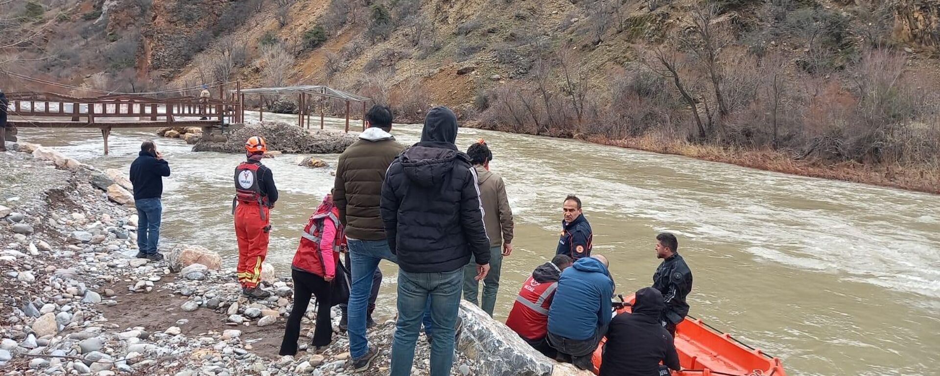 Tunceli'de Pülümür Çayı'na düşen otomobildeki 2 kişi hayatını kaybetti - Sputnik Türkiye, 1920, 20.03.2023