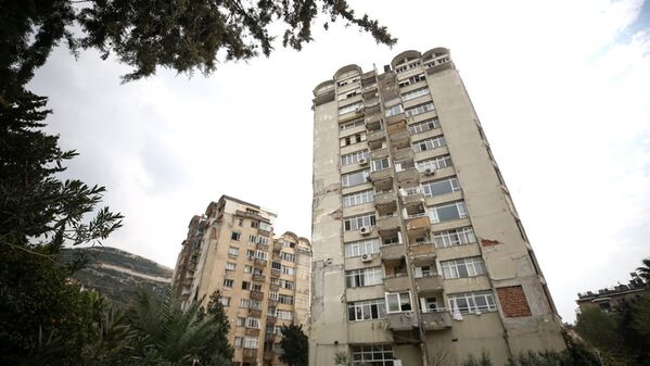 Depremden önce güçlendirme yapılan 13 katlı binalar yıkılmadı - Sputnik Türkiye