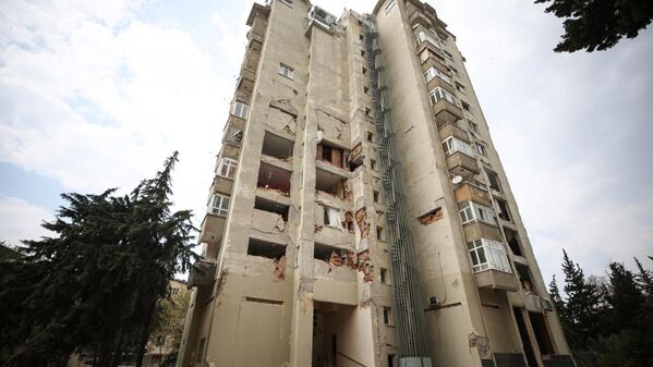 Depremden önce güçlendirme yapılan 13 katlı binalar yıkılmadı - Sputnik Türkiye
