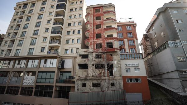 İstanbul'da üst üste konmuş iki ayrı bina gibi görünen riskli yapı yıkılıyor - Sputnik Türkiye