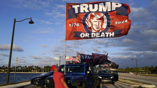 Konfederasyon bayrağı renklerinde 'Trump ya da Ölüm' yazılı bayrak açan 45. ABD Başkanı Donald Trump'ın taraftarları - Sputnik Türkiye