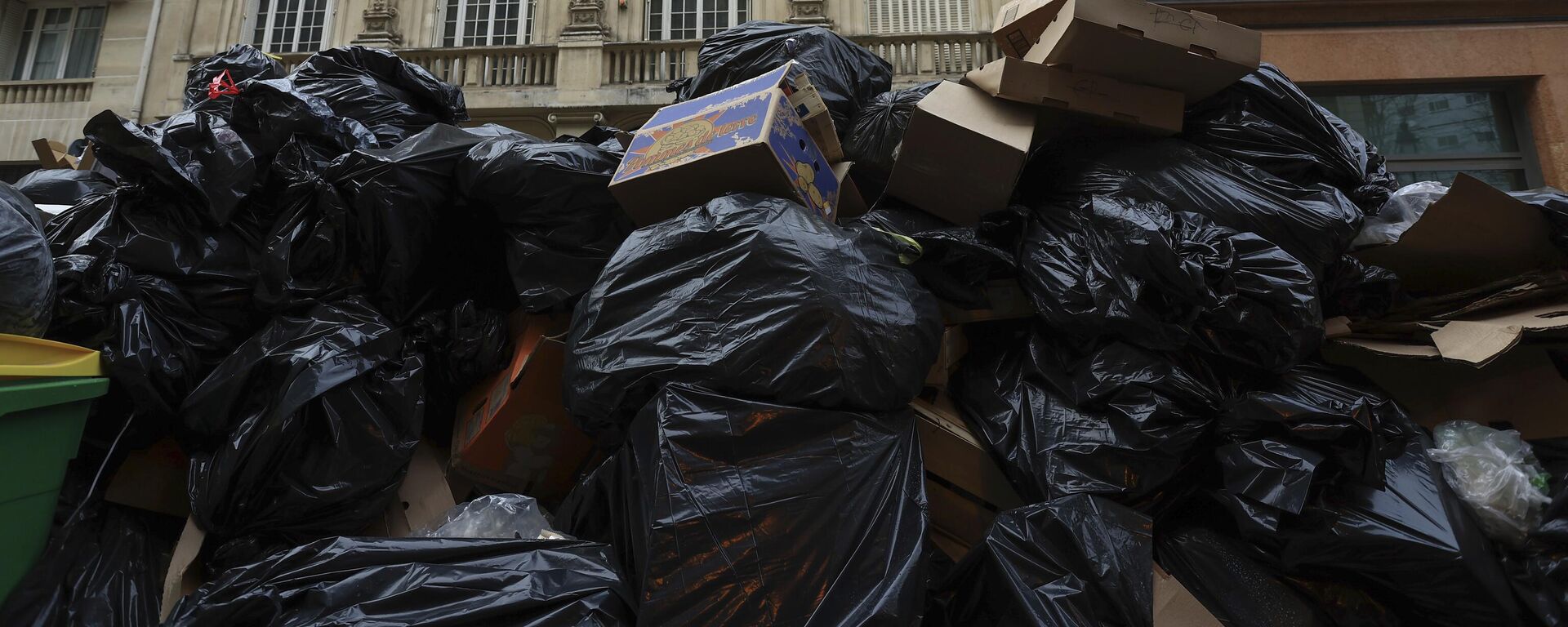 Fransa'daki emeklilik reformu protestoları kapsamında Paris'teki çöp toplayıcılarının grevi, başkentte binaların girişlerini kapayan çöp dağları oluşmasına yol açtı.  - Sputnik Türkiye, 1920, 21.03.2023