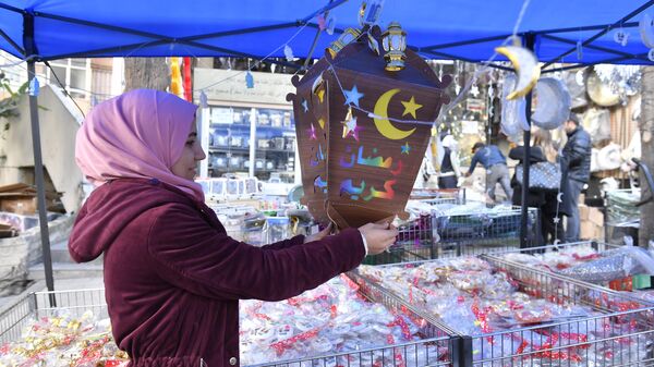 Ramazan ayı öncesi Lübnan'daki çarşılarda hareketlilik yaşandı. Lübnanlılar, başkent Beyrut'taki pazarlardan, ramazan ayı hazırlıklarını tamamlamak için alışveriş yaptı.
 - Sputnik Türkiye