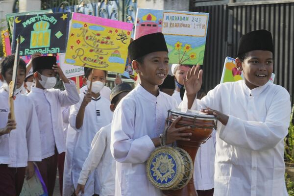 Dünyada Müslüman nüfusun en kalabalık olduğu ülke olarak bilinen Endonezya'da öğrenciler, Ramazan'ın gelişini kutladı. Öğrenciler ellerinde Hoşgeldin Ramazan yazan pankartlarla yürüdü. - Sputnik Türkiye