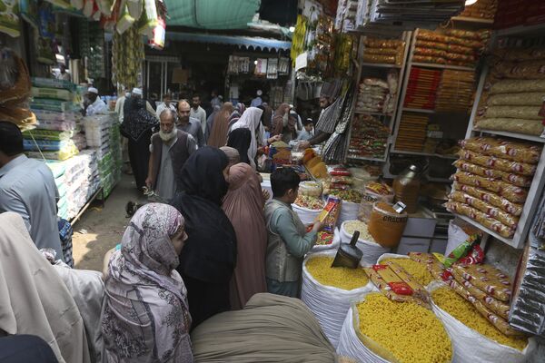 Pakistan'ın Afganistan sınırındaki Peşaver ilçesinde Ramazan alışverişi nedeniyle pazarlar doldu taştı. - Sputnik Türkiye