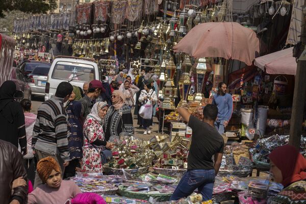 Ortadoğu'nun önde gelen Müslüman ülkelerinden Mısır'da Ramazan ayının olmazsa olmaz geleneklerinden biri, renkli camlarla süslü metal fenerler. Ramazan'a günler kala çok sayıda kişi, Ramazan gecelerini rengarenk ışıklandırmak için fener alışverişi yaptı. - Sputnik Türkiye