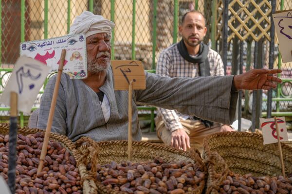 Ramazan alışverişinin vazgeçilmez parçalarından biri, hurma. Kahire'de Mısırlı esnaf, Ramazan için hurma tezgahlarını çeşitlendirdi. - Sputnik Türkiye