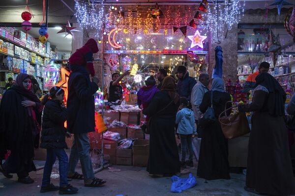 Filistin'in Gazze şehrindeki Zaviye çarşısında anne babalar, çocuklarıyla birlikte Ramazan ışıkları için alışveriş yaptı. - Sputnik Türkiye