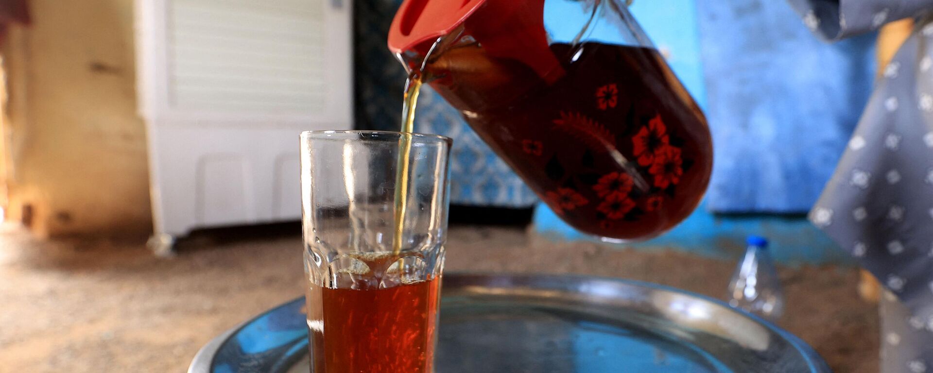 Hartum'da Sudanlı bir kadın, ülkesinin geleneksel Ramazan içeceği Helo Murr'u servis ediyor. Helo Murr, kurutulmuş mısır ve baharatların harmanlanıp suyun içerisinde bekletilmesiyle elde edilen bir çeşit şerbet.  - Sputnik Türkiye, 1920, 28.02.2025