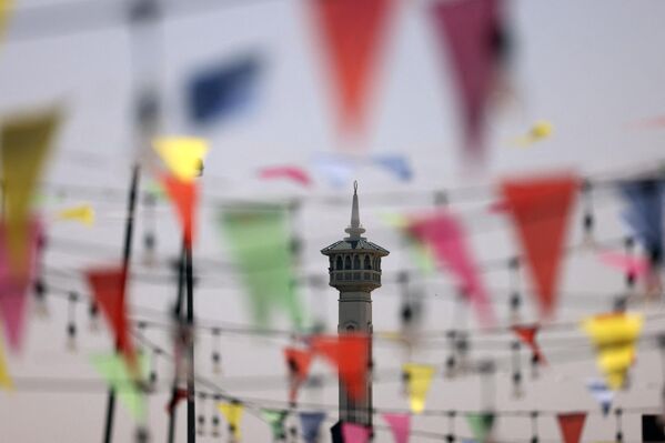 Dubai'de bir meydan, Ramazan'ın gelişi sebebiyle renkli bayraklarla süslendi. - Sputnik Türkiye