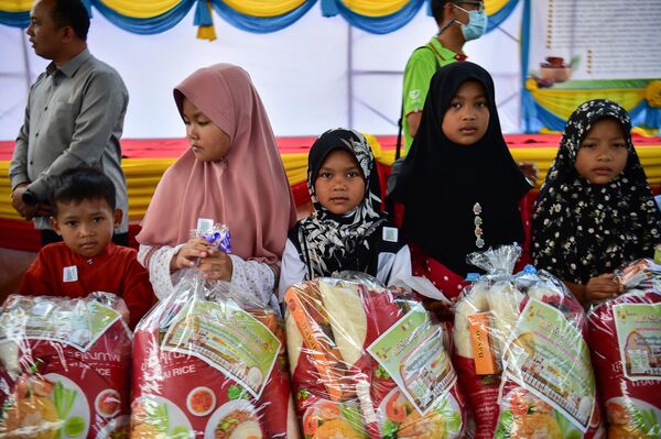 Tayland'da ihtiyaç sahipleri, yerel şirket ve belediyelerden Ramazan gıda paketleri teslim aldı. - Sputnik Türkiye