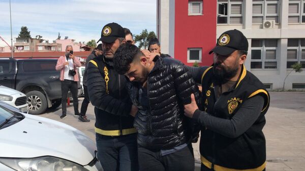 İş aramak için gittikleri Adana'nın Kozan ilçesinde, alıkonulup paraları gasp edilen 2 inşaat işçisi, gaspçıların kendilerini götürdüğü bir akaryakıt istasyonundaki çalışanlardan mimikleriyle yardım isteyerek polislerce kurtarıldı. - Sputnik Türkiye