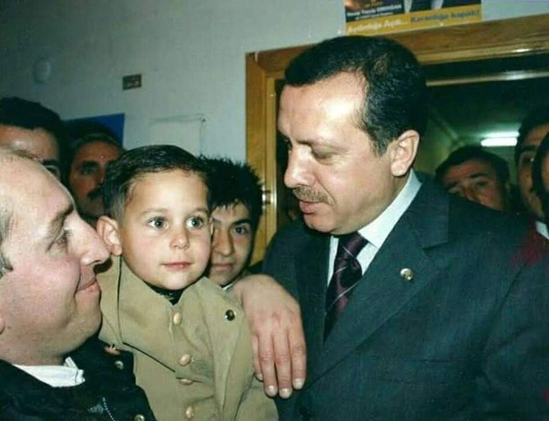 Ayrıca, Recep Tayyip Erdoğan Üniversitesi'nden mezun olan gencin 2002 yılında Cumhurbaşkanı Erdoğan ile çekilmiş bir fotoğrafı da bulunuyor. - Sputnik Türkiye, 1920, 22.03.2023