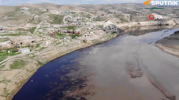 Batman Çayı ve Dicle Nehri'ne sızan ham petrol havadan görüntülendi - Sputnik Türkiye