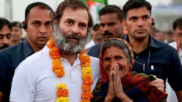 Hindistan'ın en köklü partisi Kongre'nin en öne çıkan ismi Rahul Gandhi,  150 gün süren 4 bin kilometrelik Bharat Jodo Yatra'da (Hindistan'ı Birleştirme Yürüyüşü) halkla kaynaşırken - Sputnik Türkiye