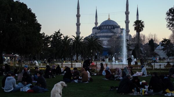 Ramazan ayının ikinci gününde de vatandaşlar Sultanahmet Meydanı’nda yer sofraları kurarak oruçlarını açtı. - Sputnik Türkiye