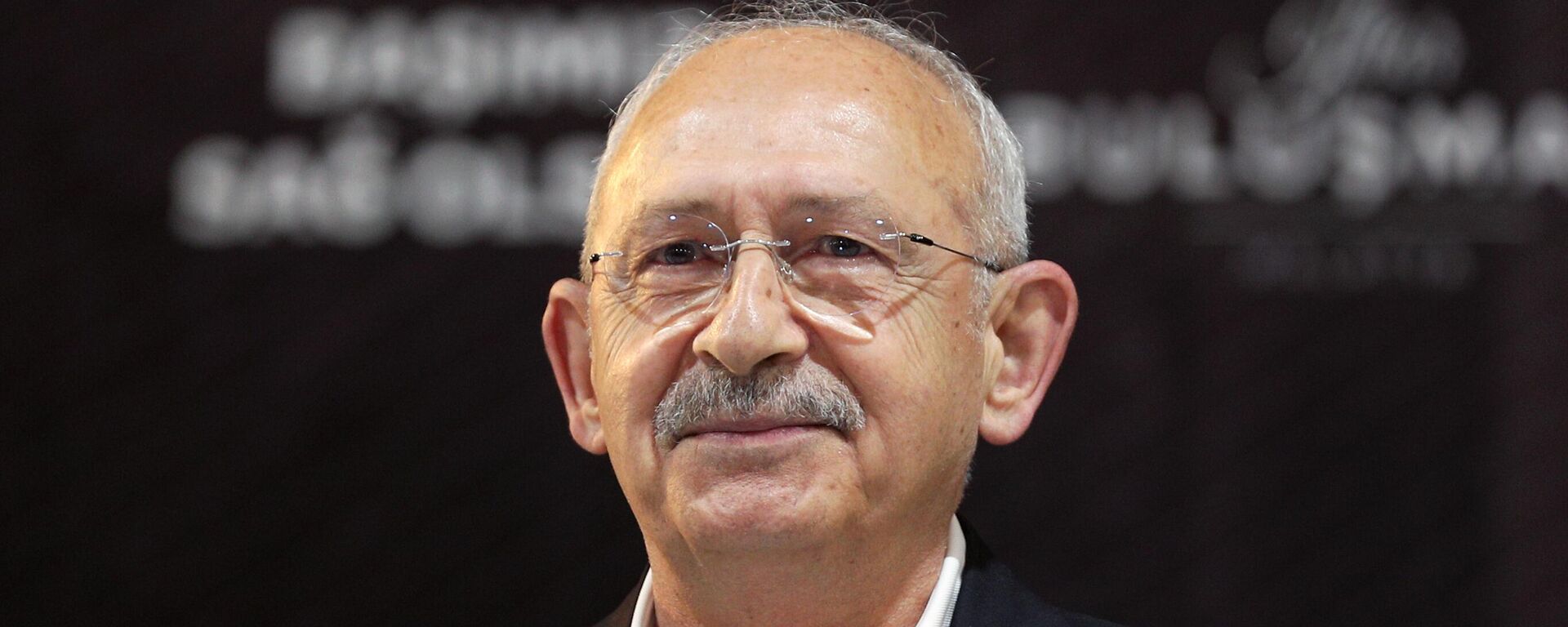 Cumhuriyet Halk Partisi Genel Başkanı ve Millet İttifakı Cumhurbaşkanı Adayı Kemal Kılıçdaroğlu, afet bölgesi Malatya’da Millet İttifakı Liderleri, Ankara Büyükşehir Belediye Başkanı Mansur Yavaş ve İstanbul Büyükşehir Belediye Başkanı Ekrem İmamoğlu ile birlikte depremzede vatandaşlarla birlikte iftar yaptı. CHP lideri ve Cumhurbaşkanı Adayı Kemal Kılıçdaroğlu, deprem felaketinde hayatını kaybeden vatandaşlar için okutulan mevlidin ardından, iftar programına katılanlara hitap etti.  - Sputnik Türkiye, 1920, 07.04.2023