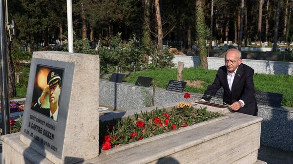 Millet İttifakı Cumhurbaşkanı adayı ve CHP Genel Başkanı Kemal Kılıçdaroğlu, 24 Ocak 2001 yılında öldürülen Diyarbakır Emniyet Müdürü Gaffar Okkan'ı mezarı başında ziyaret etti. - Sputnik Türkiye